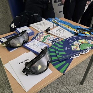 zdjęcie przedstawia gadżety na stoisku profilaktycznym