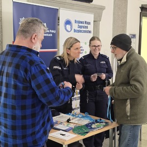 zdjęcie przedstawia policjantki rozmawiające z seniorami