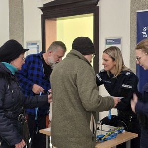 zdjęcie przedstawia policjantki rozmawiające z seniorami