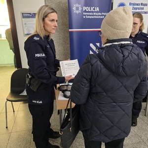zdjęcie przedstawia policjantki rozmawiające z seniorami