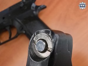 zdjęcie przedstawia przedmiot przypominający broń