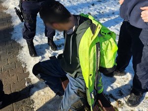 zdjęcie przedstawia zatrzymanego sprawcę rozboju