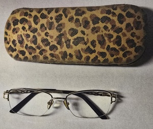 zdjęcie przedstawia okulary