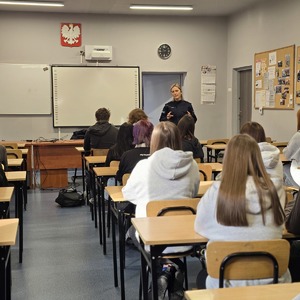 zdjęcie przedstawia policjantkę na spotkaniu z uczniami liceum