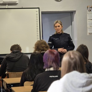 zdjęcie przedstawia policjantkę na spotkaniu z uczniami liceum