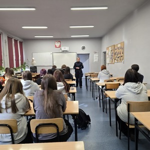 zdjęcie przedstawia policjantkę na spotkaniu z uczniami liceum