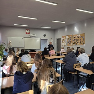 zdjęcie przedstawia policjantkę na spotkaniu z uczniami liceum