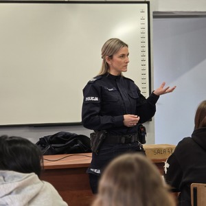 zdjęcie przedstawia policjantkę na spotkaniu z uczniami liceum