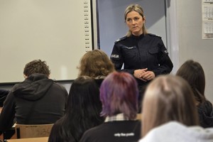 zdjęcie przedstawia policjantkę na spotkaniu z uczniami liceum