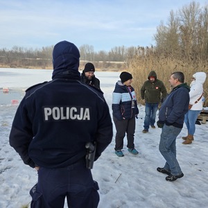 zdjęcie przedstawia policjanta zabezpieczającego wydarzenie podczas finału WOŚP