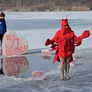zdjęcie przedstawia morsującą przebraną za kraba kobietę
