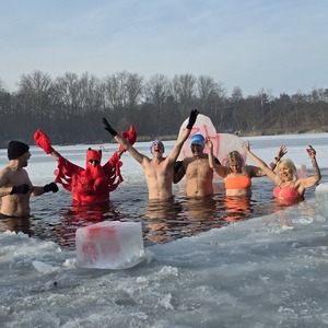 zdjęcie przedstawia morsujące w stawie osoby