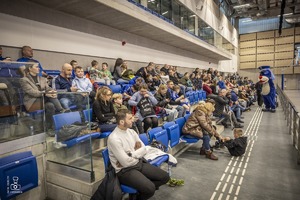 zdjęcie przedstawia maskotkę sznupka na widowni