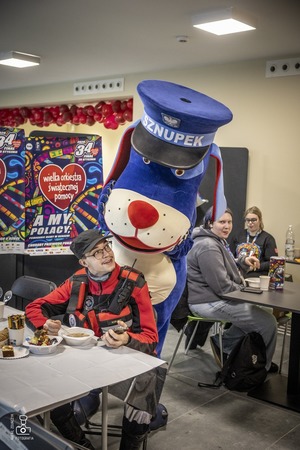 zdjęcie przedstawia maskotkę sznupka podczas finału WOŚP