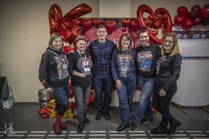 zdjęcie przedstawia wolontariuszy i policjanta podczas finału WOŚP