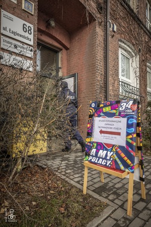 zdjęcie przedstawia policjanta wchodzącego do budynku