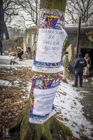 zdjęcie przedstawia policjanta zabezpieczającego wydarzenie podczas finału WOŚP