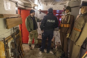 zdjęcie przedstawia policjanta w schronie bojowym