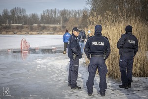 zdjęcie przedstawia policjantów zabezpieczających wydarzenie podczas finału WOŚP