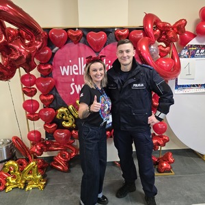 zdjęcie przedstawia policjanta i wolontariuszkę