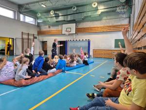 zdjęcie przedstawia policjantkę z dziećmi