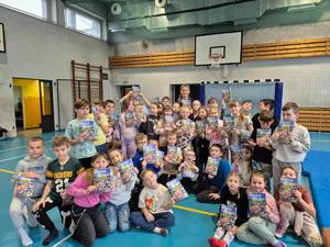 zdjęcie przedstawia policjantkę z dziećmi