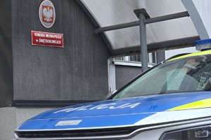 zdjęcie przedstawia radiowóz na tle komendy