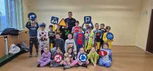 zdjęcie przedstawia policjanta rozmawiającego z dziećmi w szkole