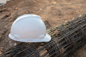 grafika przedstawia kask na placu budowy