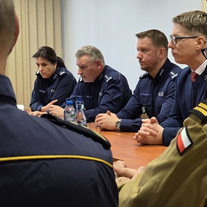 zdjęcie przedstawia policjantów podczas odprawy rocznej