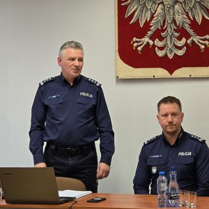 zdjęcie przedstawia komendanta wojewódzkiego i komendanta miejskiego podczas odprawy rocznej