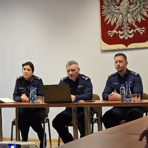 zdjęcie przedstawia komendantów podczas odprawy rocznej