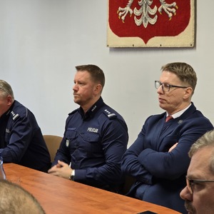 zdjęcie przedstawia komendanta wojewódzkiego i prezydenta miasta podczas odprawy rocznej