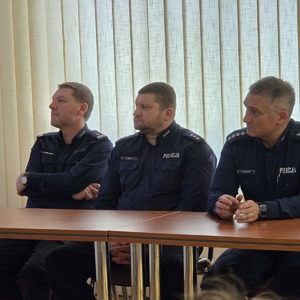 zdjęcie przedstawia policjantów podczas odprawy rocznej