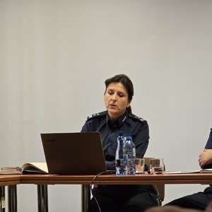 zdjęcie przedstawia panią komendant podczas odprawy rocznej