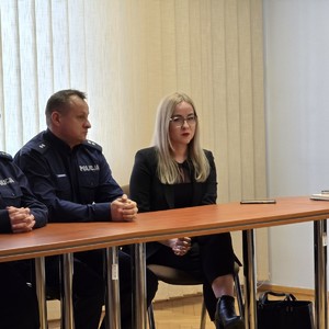 zdjęcie przedstawia policjanta i panią prokurator podczas odprawy rocznej