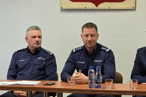 zdjęcie przedstawia komendantów podczas odprawy rocznej