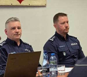 zdjęcie przedstawia komendantów podczas odprawy rocznej