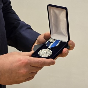 zdjęcie przedstawia zbliżenie na medal