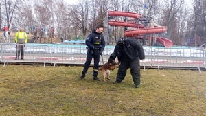 zdjęcie przedstawia policjanta z psem służbowym
