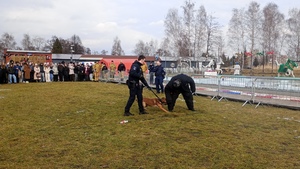 zdjęcie przedstawia policjanta z psem służbowym podczas pokazu