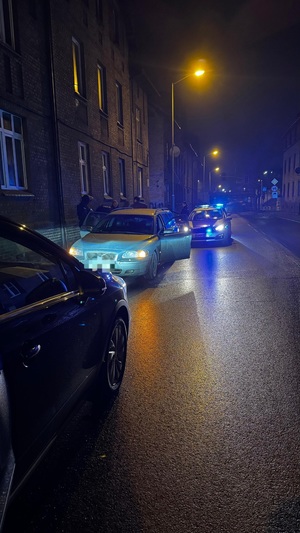 zdjęcie przedstawia zatrzymany radiowóz i samochód volvo