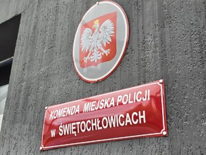zdjęcie przedstawia herb i napis na budynku komenda miejska policji w świętochłowicach