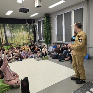 zdjęcie przedstawia strażaka podczas prelekcji