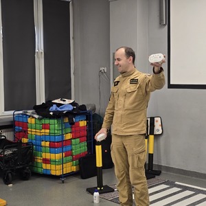 zdjęcie przedstawia strażaka podczas prelekcji