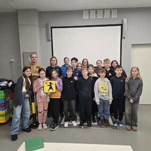 zdjęcie przedstawia zdjęcie grupowe mundurowych i uczniów