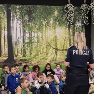 zdjęcie przedstawia policjantkę podczas prelekcji