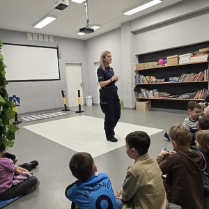 zdjęcie przedstawia policjantkę podczas prelekcji