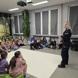 zdjęcie przedstawia policjantkę podczas prelekcji