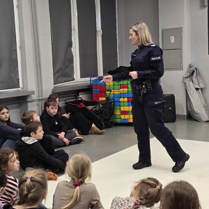 zdjęcie przedstawia policjantkę podczas prelekcji